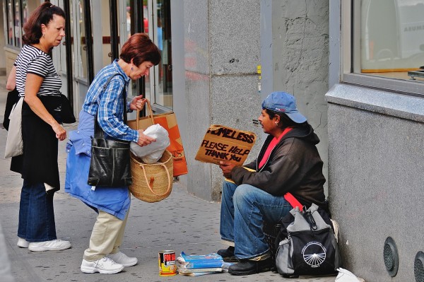  Ed Yourdon from New York City, USA — Helping the homelessUploaded by Gary Dee, CC BY-SA 2.0